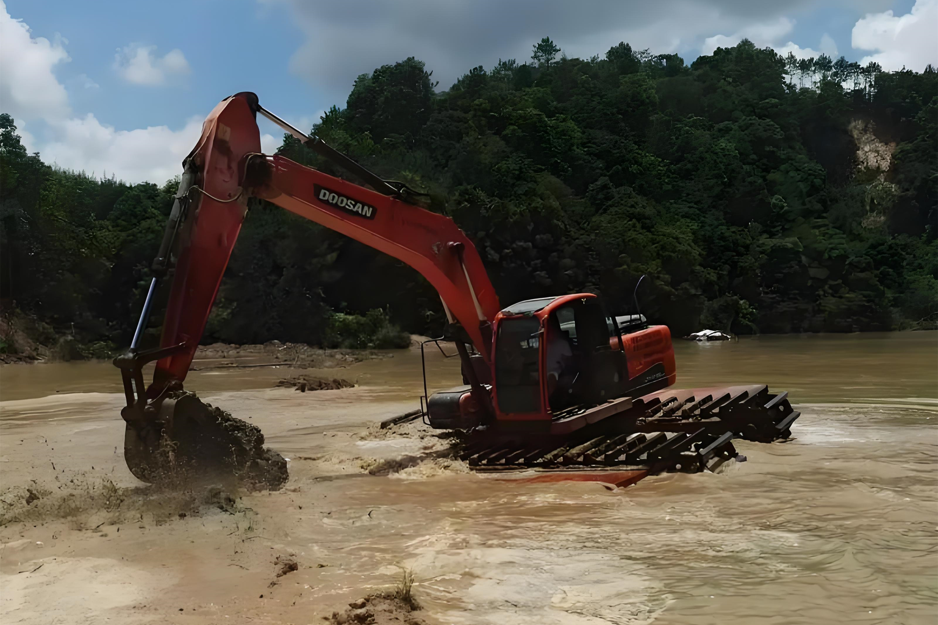 浙江杭州挖機清淤施工隊-沼澤地清淤需要先排水嗎？