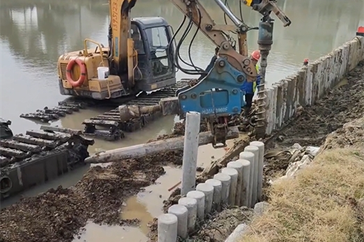 水泥樁批發廠家泓樺錦嘉-水泥仿木樁適合用于河道護坡嗎？